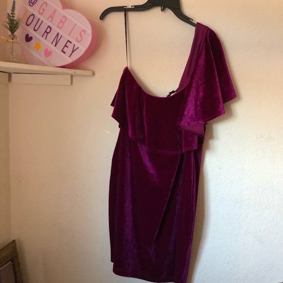 Forever 21 Dresses & Skirts - STUNNING one shoulder F21 velvet dress